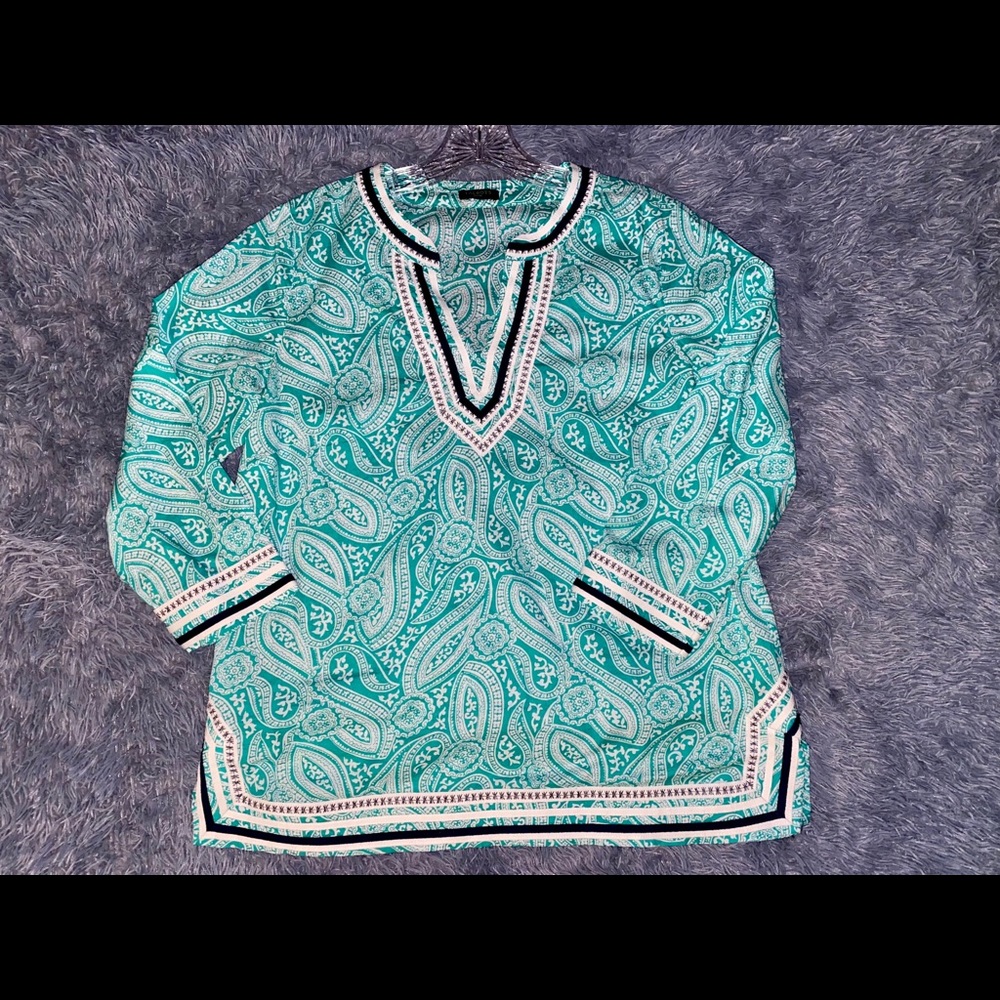 🦋Talbots embroidered v-neck 3/4 sleeve